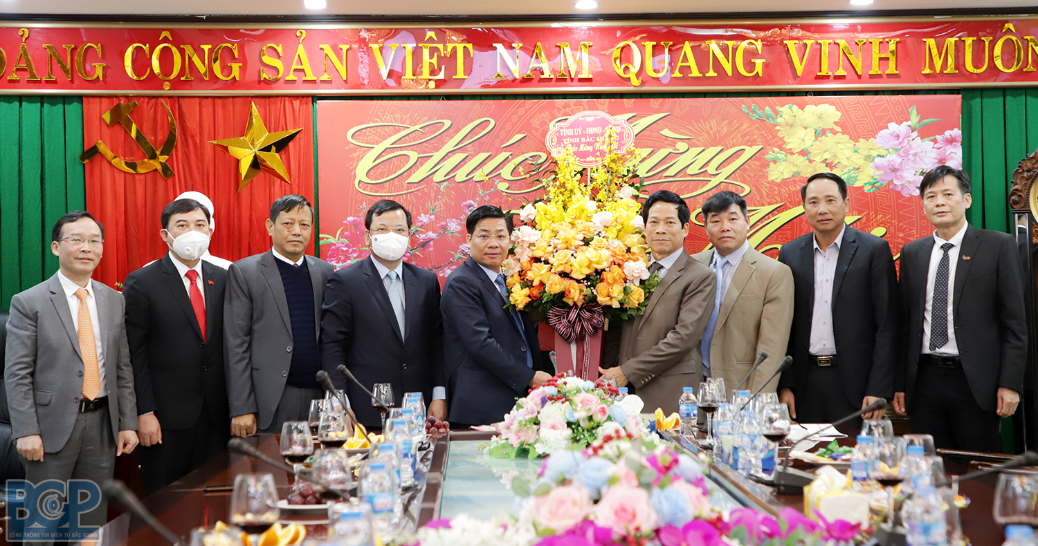 Đồng chí Dương Văn Thái và thành viên Đoàn công tác tặng hoa chúc mừng năm mới
Công ty cổ phần Phân Đạm và Hóa chất Hà Bắc.